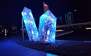 江蘇鹽城 戶外P4異形定製金字塔LED顯示屏項目